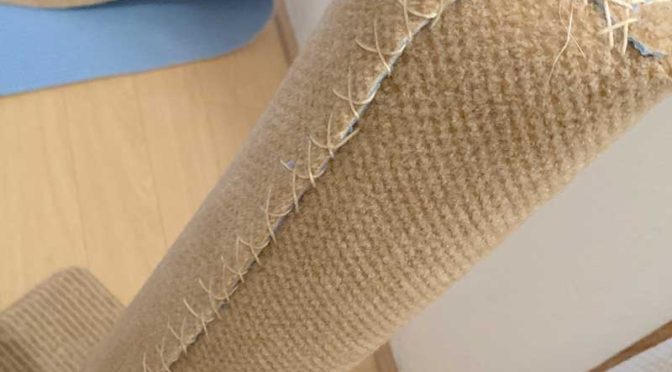 爪とぎポールにカーペット生地をタコ糸で縫い付ける
