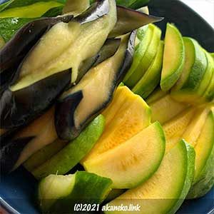 皿に盛ったぬか漬け